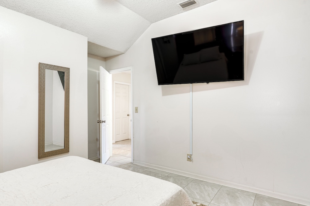 3 Mi to Marina: Riverview Family Home w/ Lanai!
