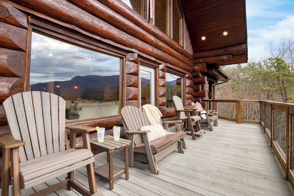 Pinnacle Chalet by Avantstay Luxury Cabin w/ Panoramic Views, Fireplace & Game Room