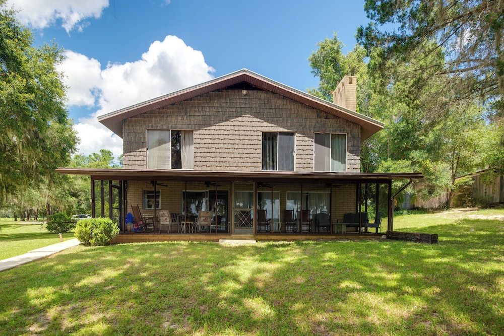 Lake Winnott Home w/ Boat Ramp & Dock