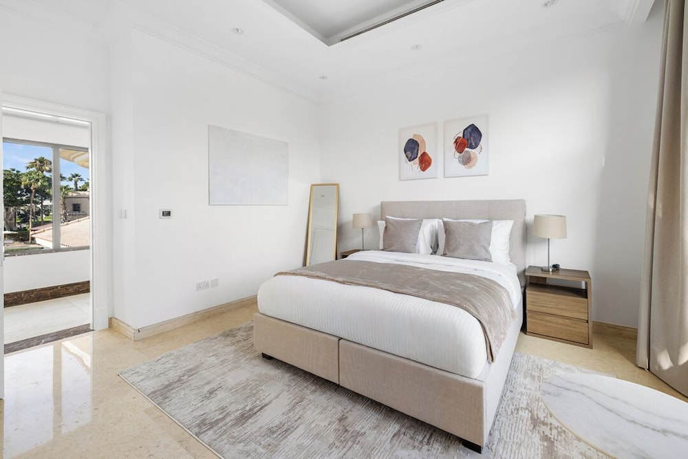5BR M Private Villa Direct Beach Access