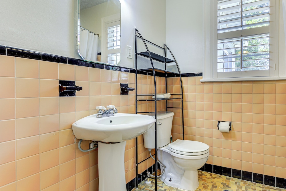 4 Mi to Dtwn Jacksonville: Chic Home w/ Porch!