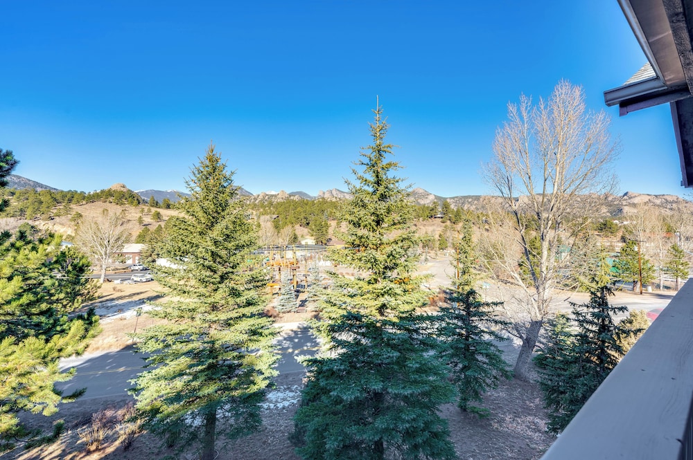 Walk to Downtown: Mountain-view Estes Escape