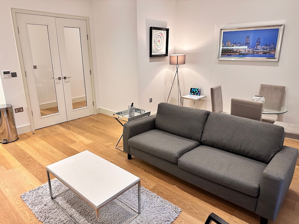 Apartment-sleeps3-hottub-patio