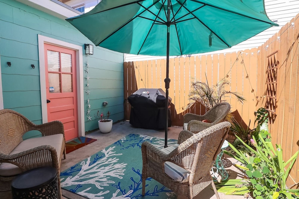 Vibrant Bungalow 2 Minutes to the Beach