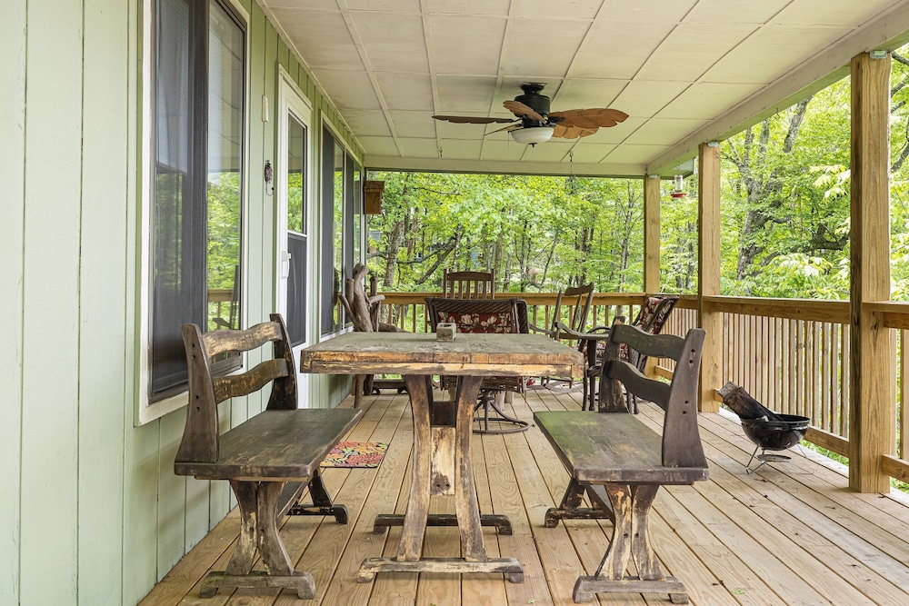 Ash Vale by Avantstay Spacious Deck w Views Ping Pong Table