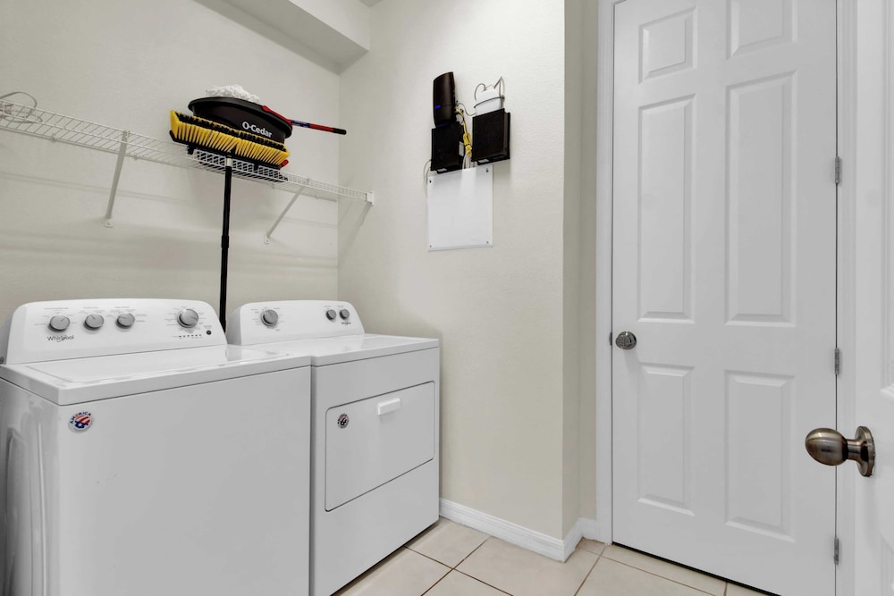 Sleeps 20! 9bdr, Star Wars-themed Game Room, Pool, Hot Tub Nassau by Avantstay