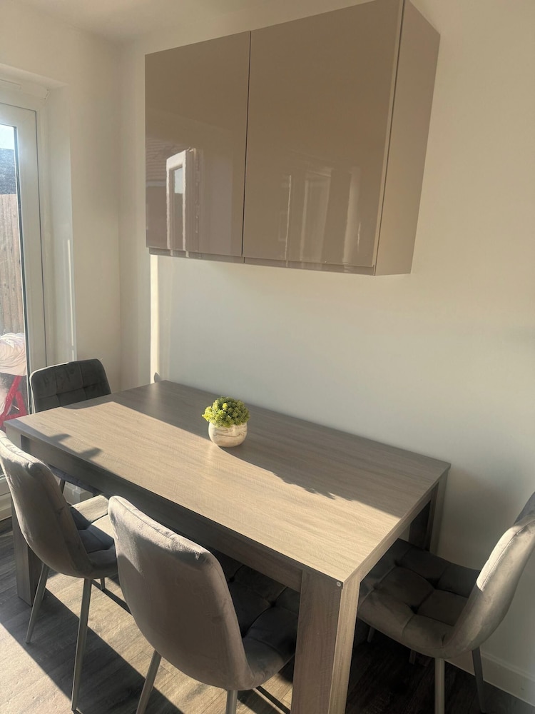 Coventry Chic City House - 3 Beds