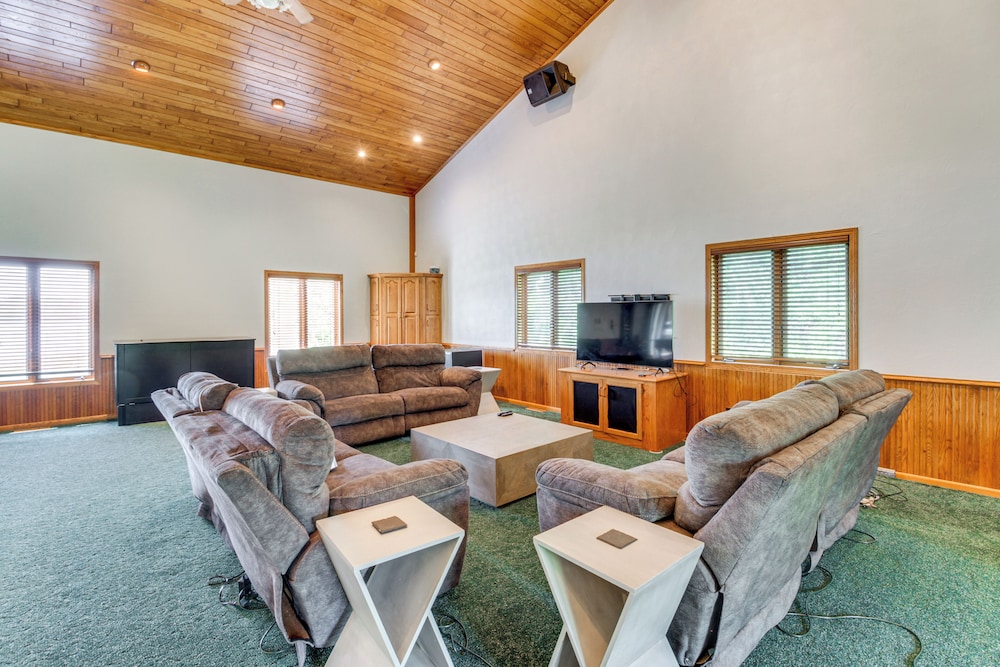 Lakefront Home on 17 Acres: 9 Mi to Dtwn Brainerd!