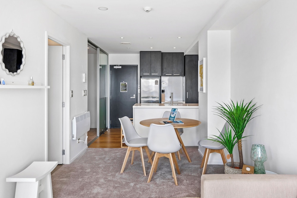 Queen St Stay, Pool,Gym,Tower Views | Zodiak Stays