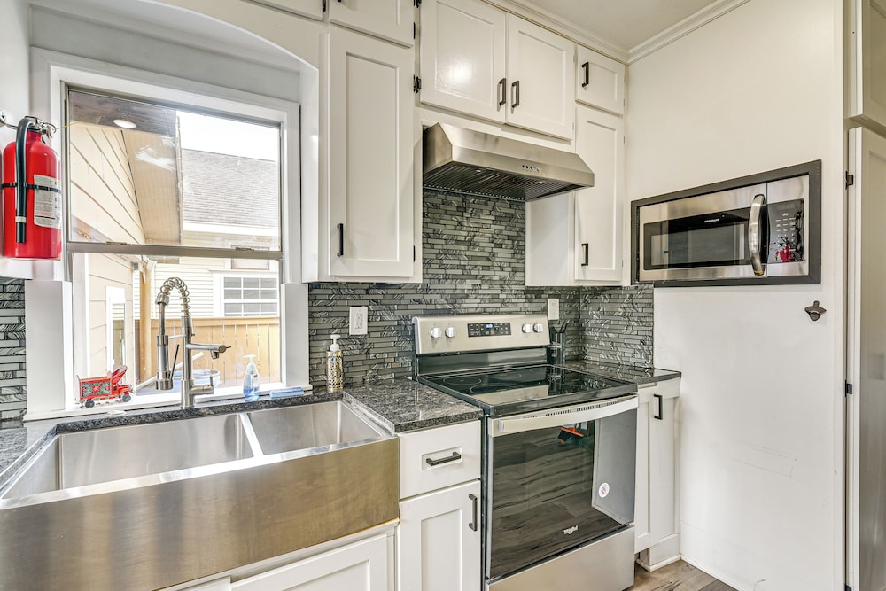 2 Mi to Dtwn: Walkable Apt in Houston!