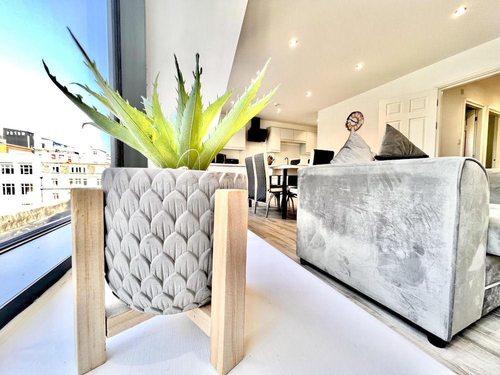 Captivating 2-bed Apartment in Liverpool view 2
