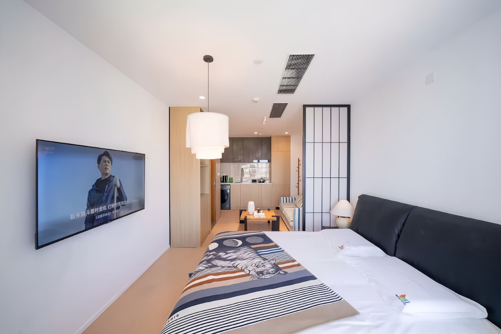 Shanghai Hills & Fan Stay