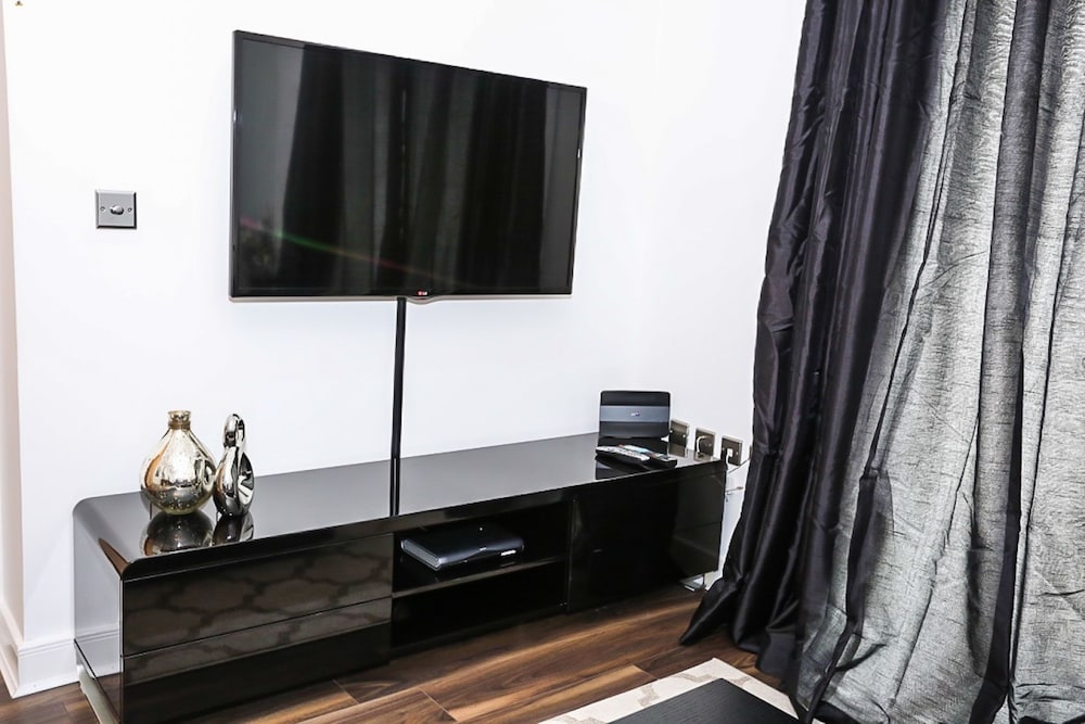 Modern 2 Bedroom Apartment