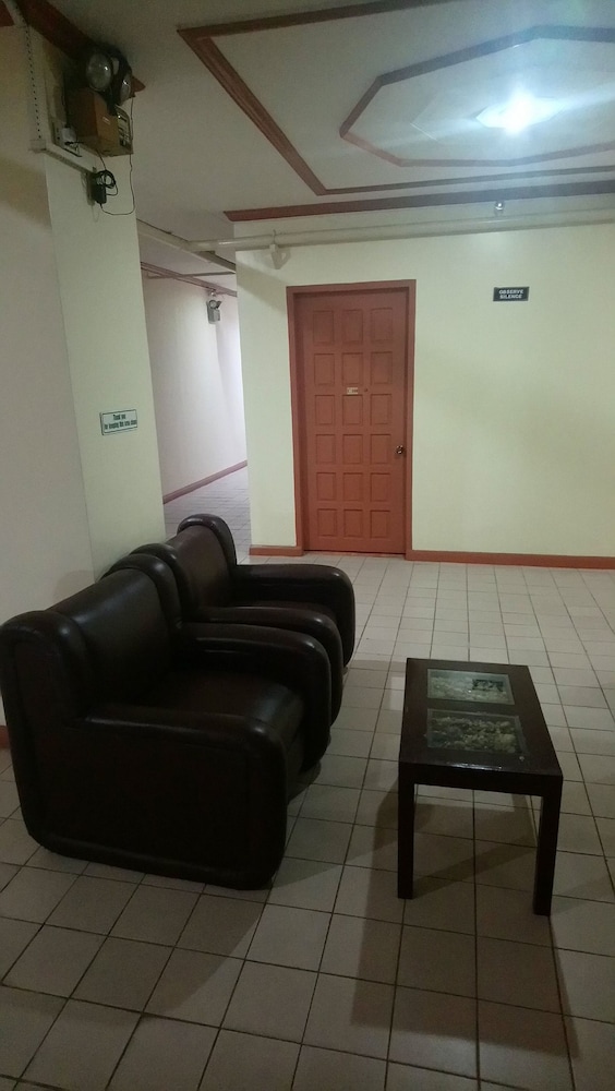 Cebu Vacations - Cebu Pensione Plaza by HiveRooms - Property Image 1