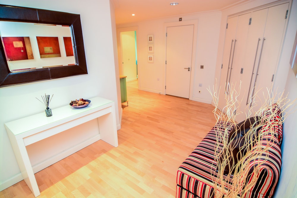 Canary Wharf - Corporate Riverside Apartments