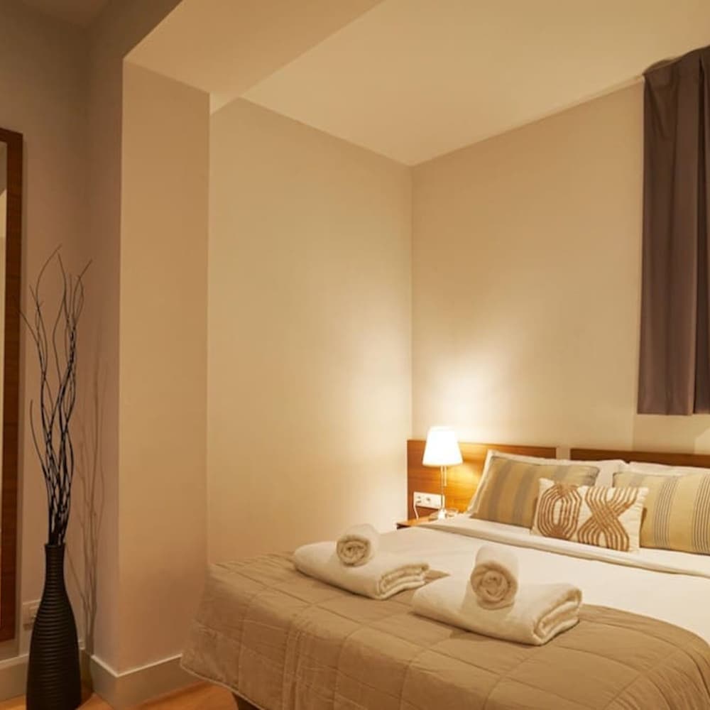 Charming Modern Apt in Trendy Gracia 5PP by Myrentalhost