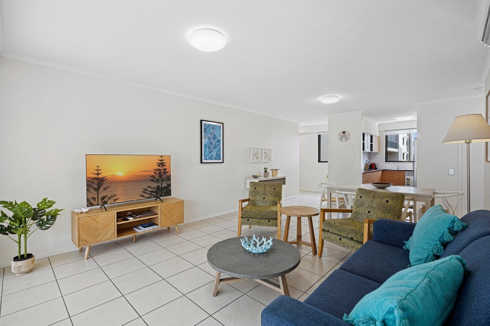 Beachside 2-bed With Pools, Gym, BBQ and Parking
