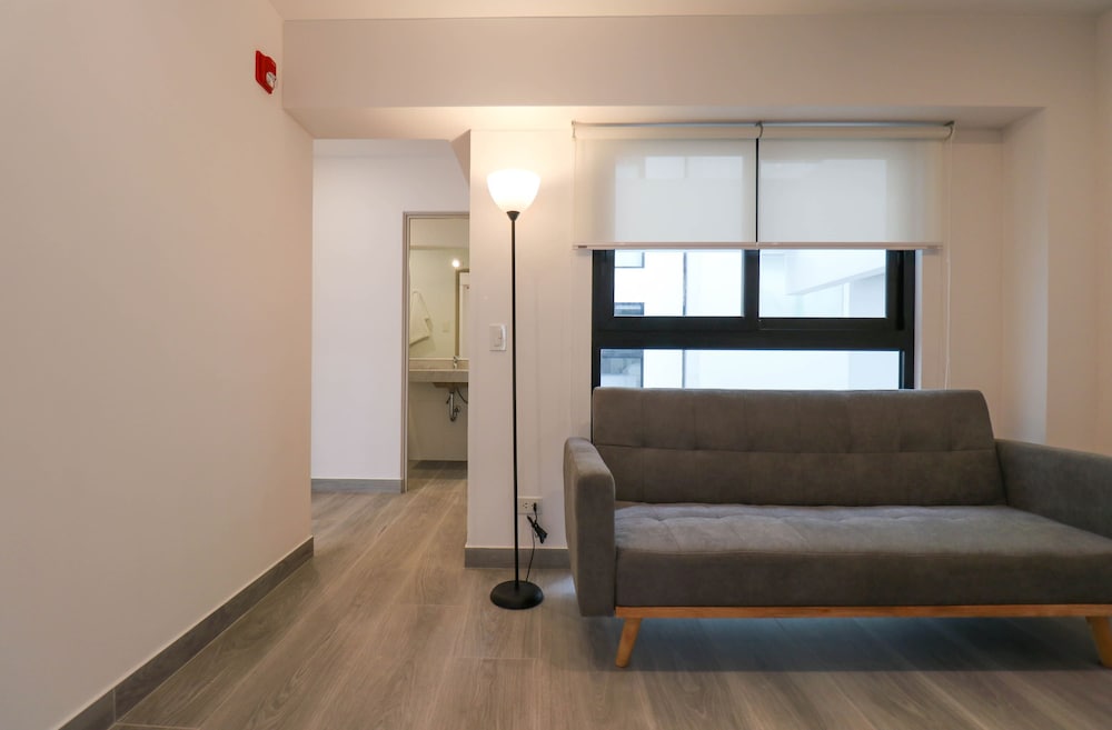 w Grandiose Duplex w Modern Deco in Miraflores