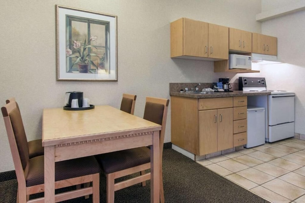 Medicine Hat Vacations - Flamingo Hotel - Property Image 9