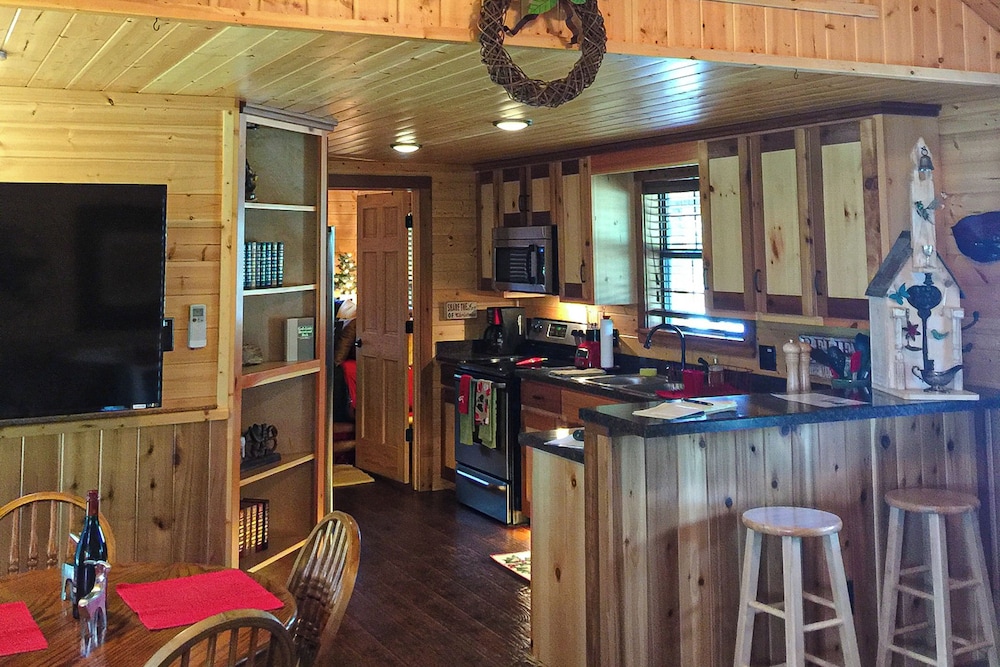 Water-view Cabin w/ Front Porch, W & D, Streaming
