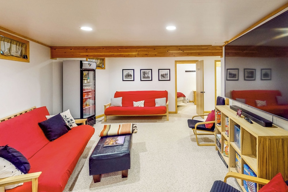3BR Home w/ Private Hot Tub, Kayaks & Lake Views