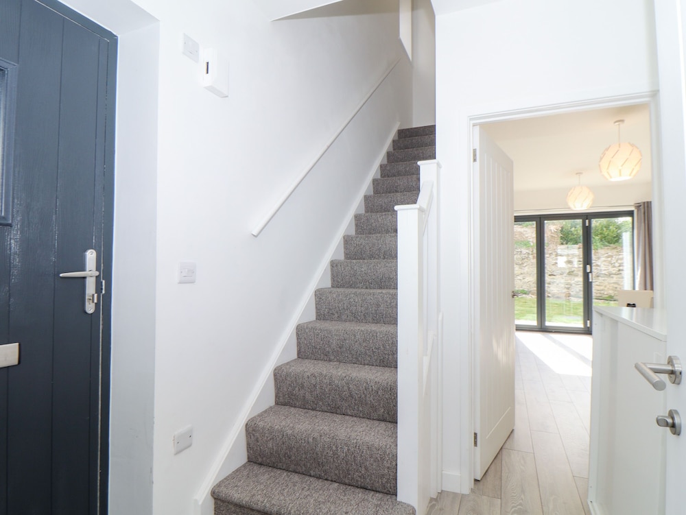 1 Queensway Gardens