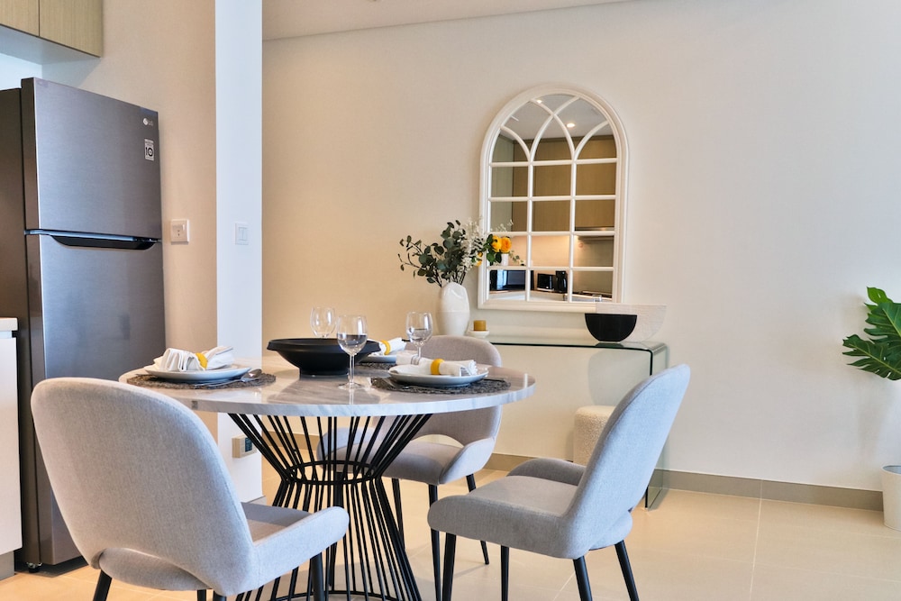 HiGuests - EMAAR 52-42