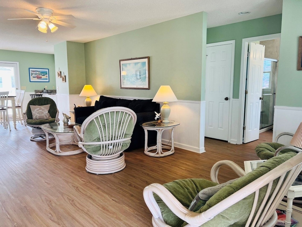 Tradewinds 4 Bedroom Home by RedAwning