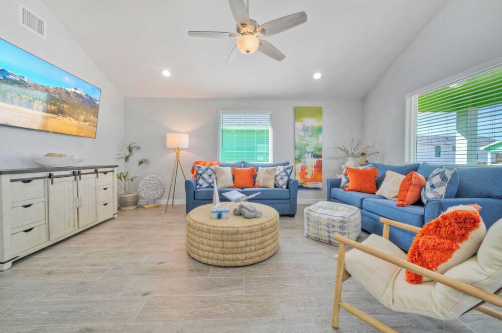 Sleeps 21, 2 Homes Private Pool, Patio Lounge w/ Fire Pit, Bar, TV, & Games