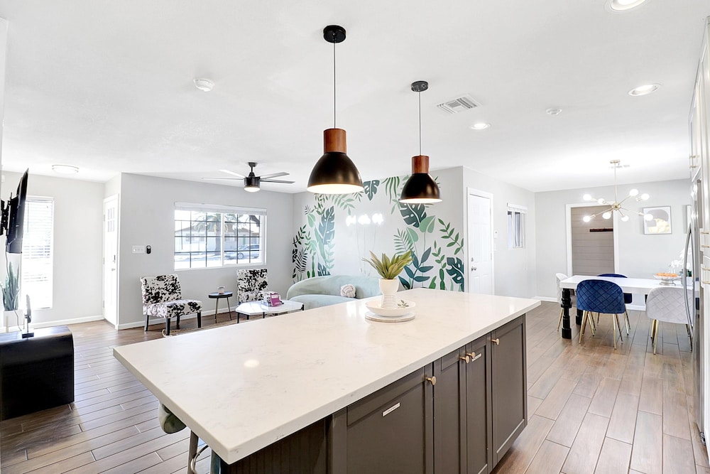 Karen in Phoenix With 4 Bedrooms and 2 Bathrooms