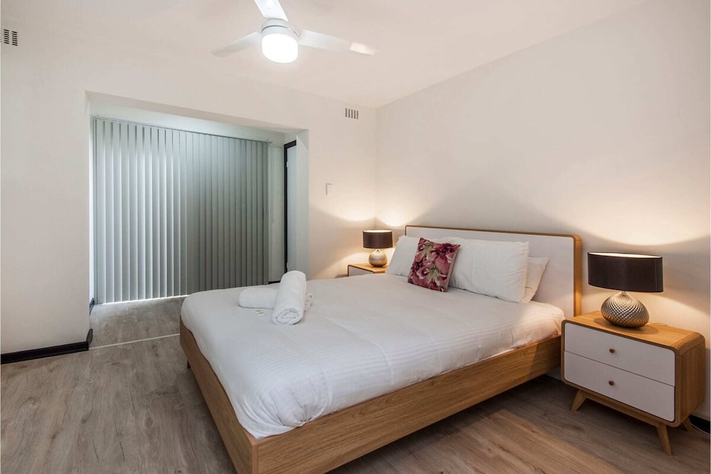 Convenient 1BR Apartment Close to Foreshore & Cbd view 3