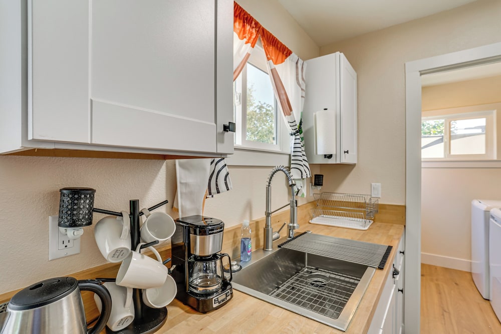 Walkable & Bright Bungalow in Dtwn Redding!