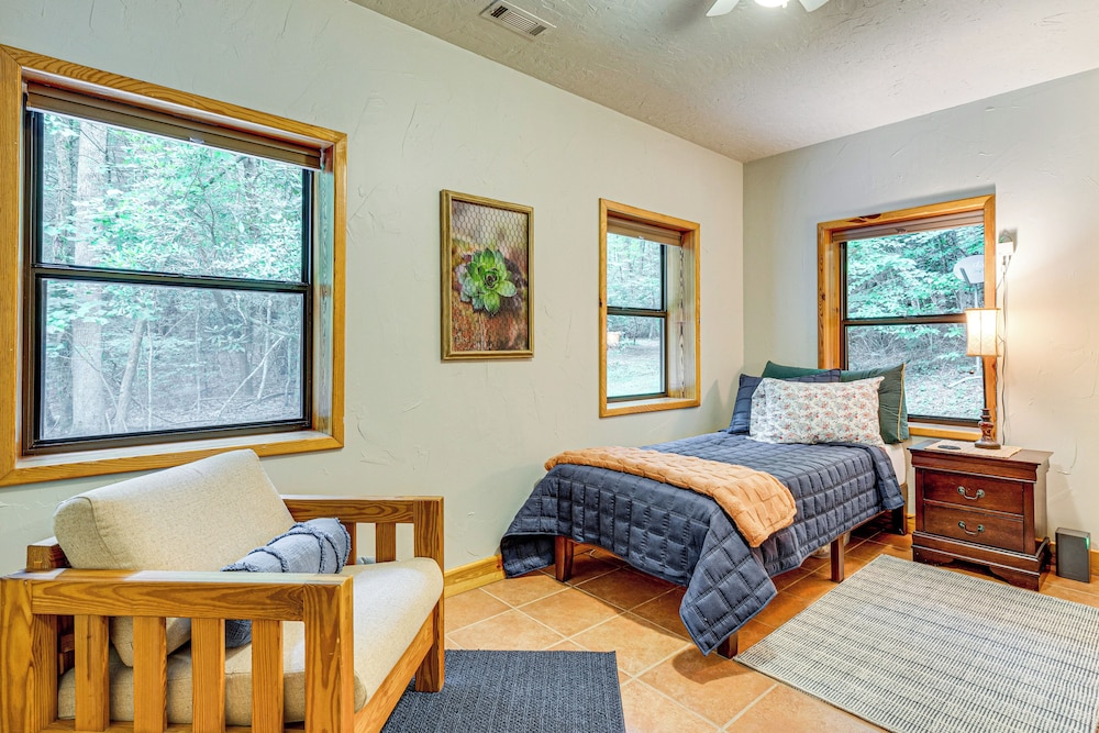 Hike, Fish & More: Cozy Cabin w/ Patio in Murphy!