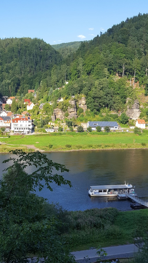 Die Burg Schöna - In a national park
