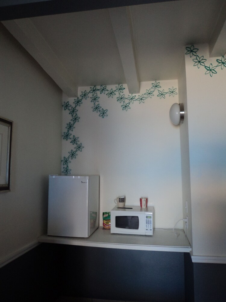 Traveler's Bed & Breakfast Hostel