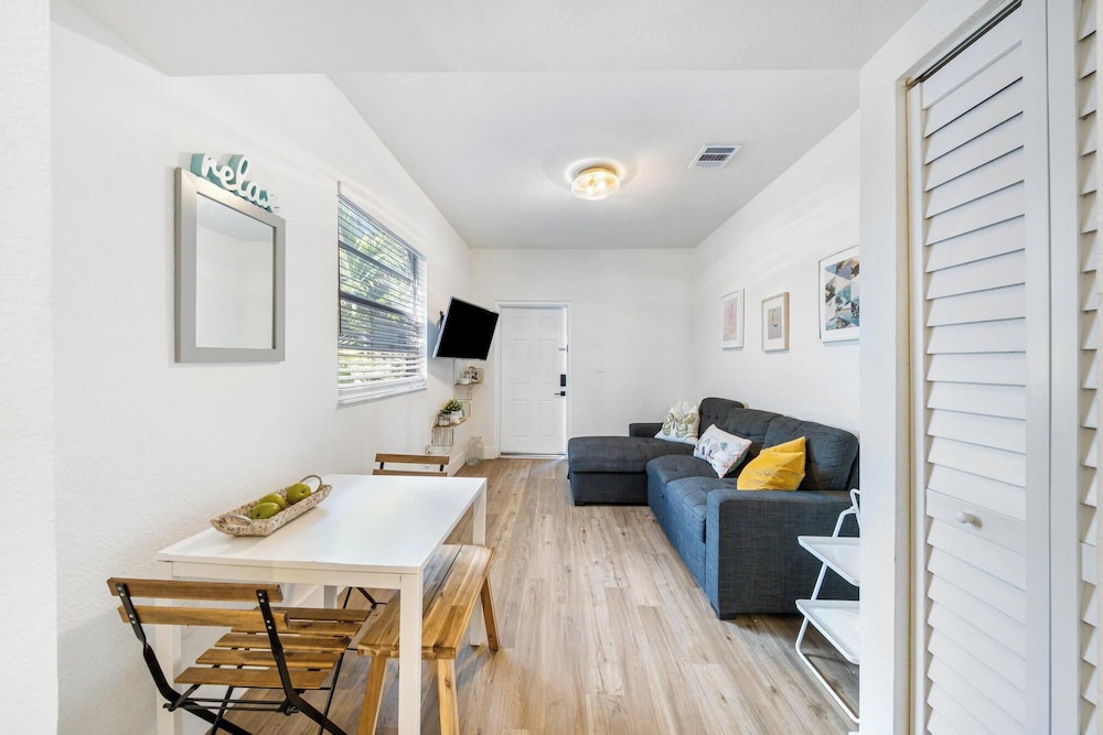 Retro Miami Getaway With Free Parking 1 Minute From Beach