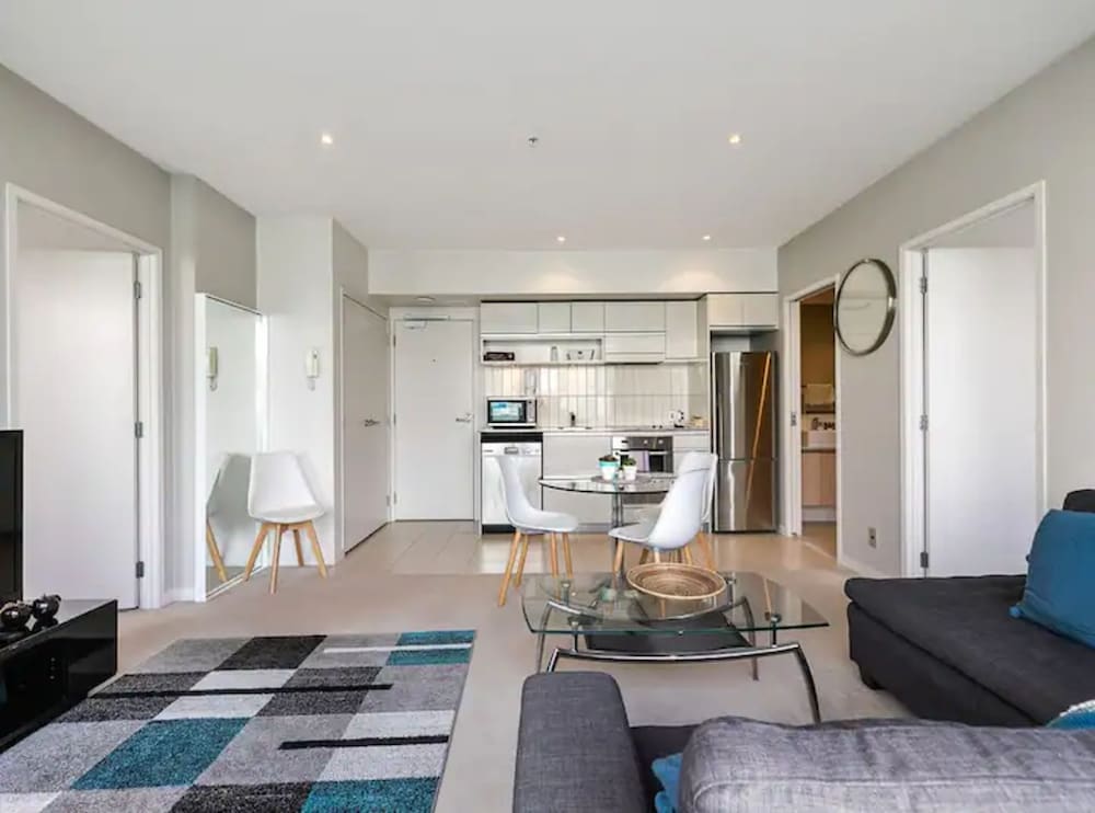 Beautiful 2BR - Pool, Gym & Parking Zodiak Stays view 4