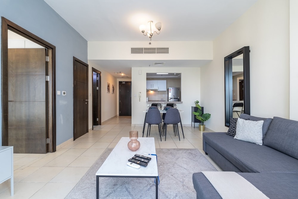 Refined 1BR Retreat in The Point Tower - Marina