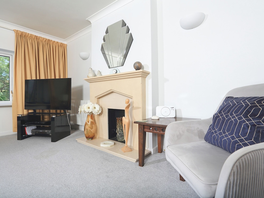 2 Lee Court