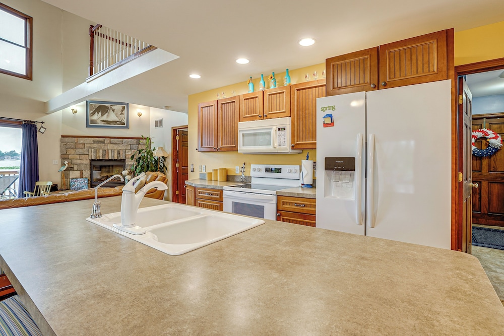 Garage Game Room, Bar: Coldwater Lake House!