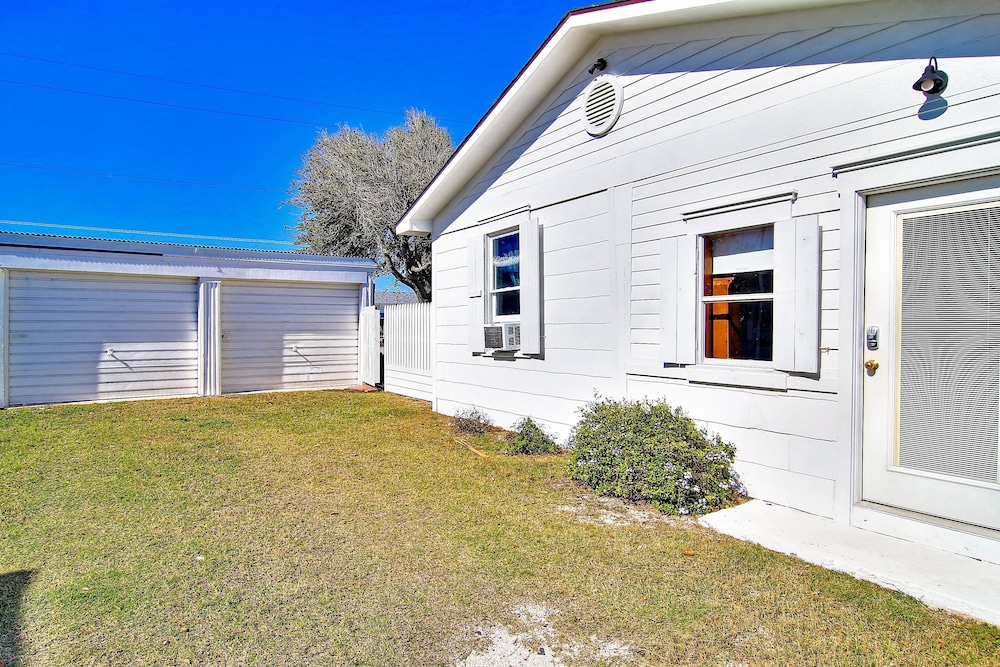 Joys Beach 1 Bedroom Cottage by RedAwning view 4