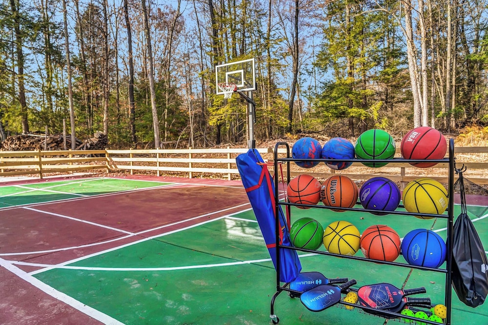 Grand Timber by Avantstay Indoor Pool, Sports Court, Game Room, & More!