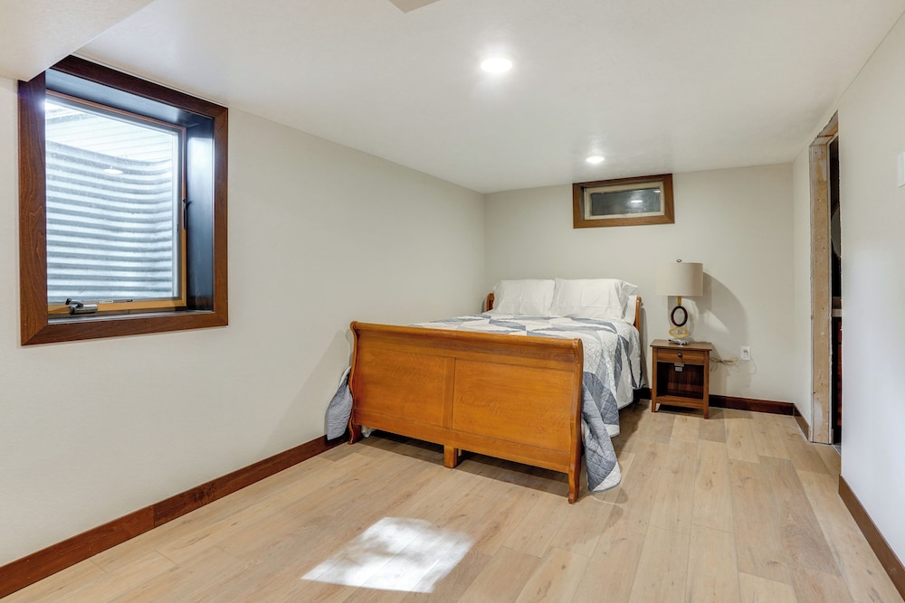 Sioux Falls Home Near Downtown: 2 Living Areas!
