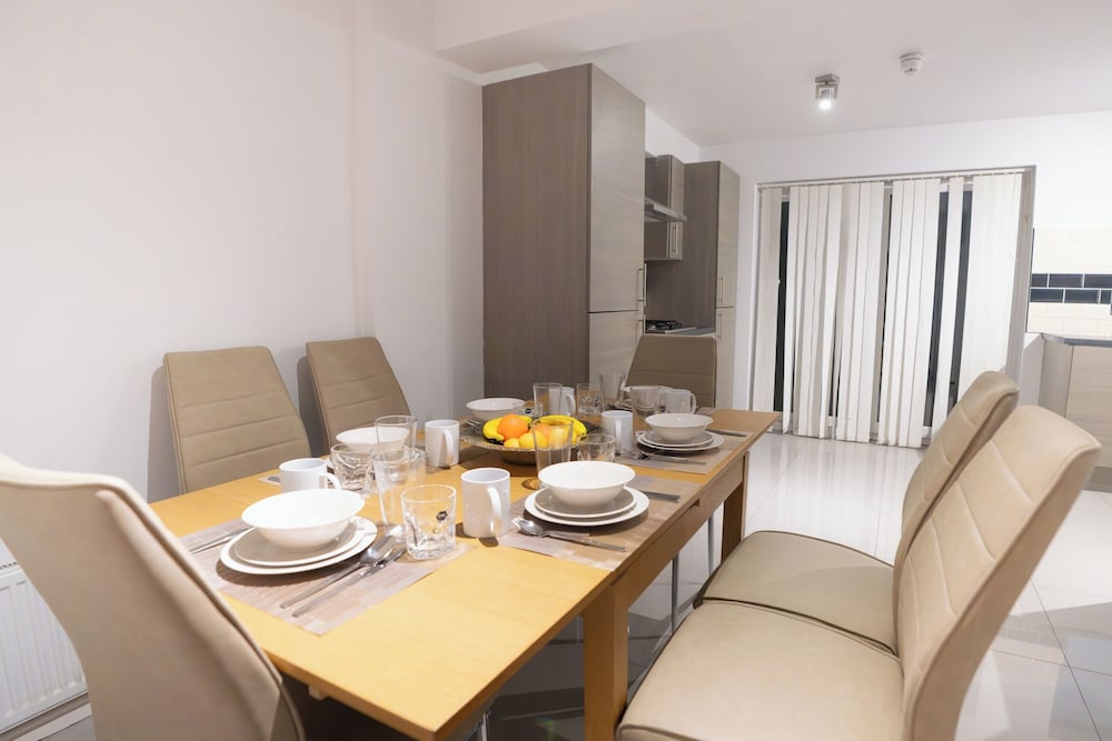 D'luxe 5-bed House - Sleeps 12 & Private Parking