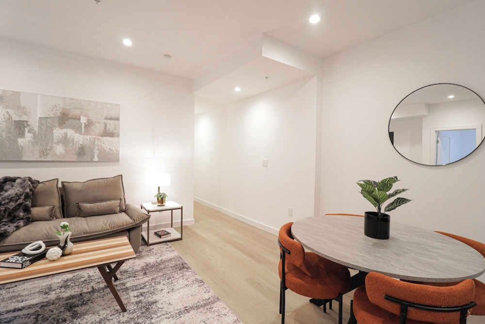 Unit 3 One BR With Queen Sofa and Bed