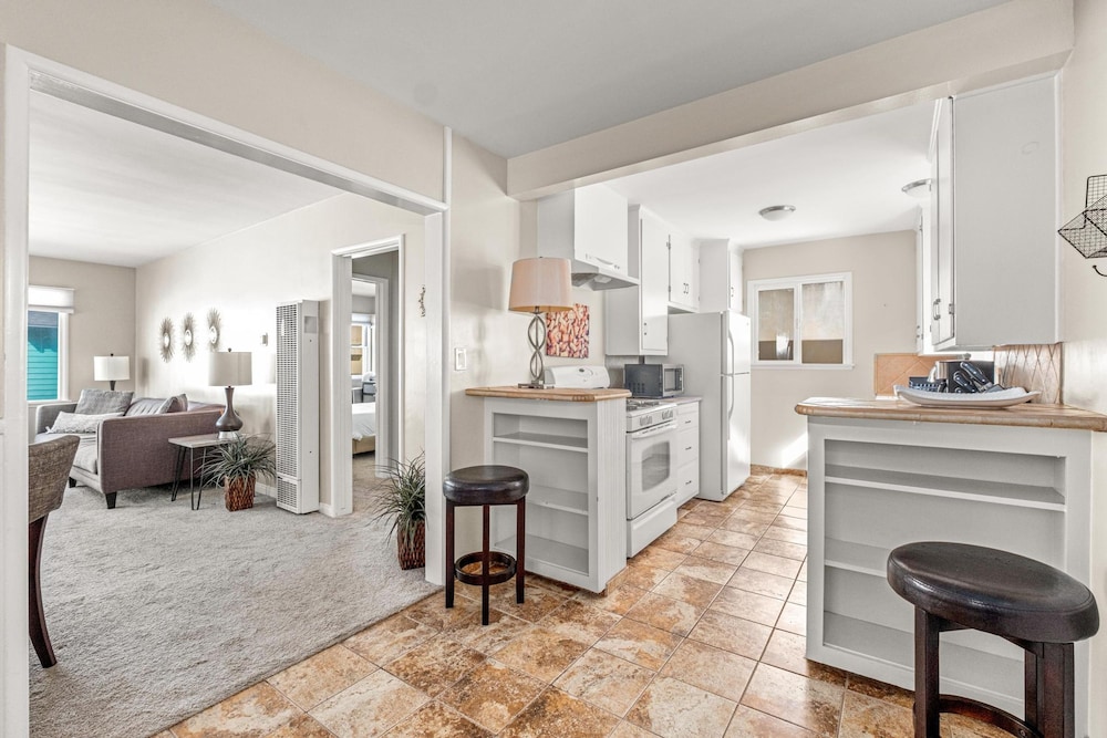 Beachside Apt With Laundry AC Patio