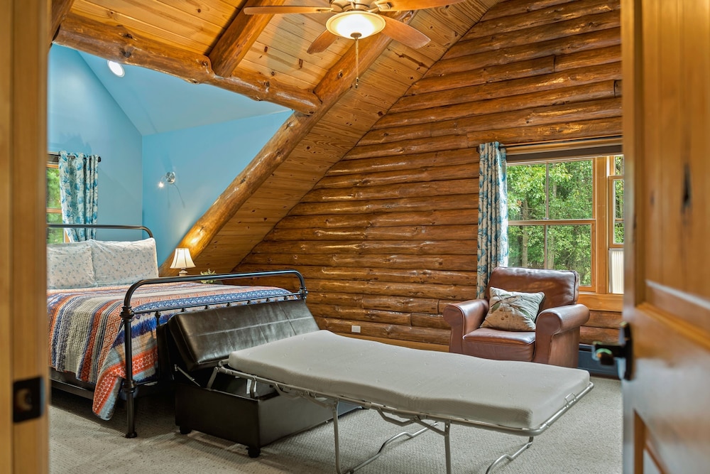The Bigwood Cabin by Avantstay Hot Tub Firepit Pool Table Private Yard