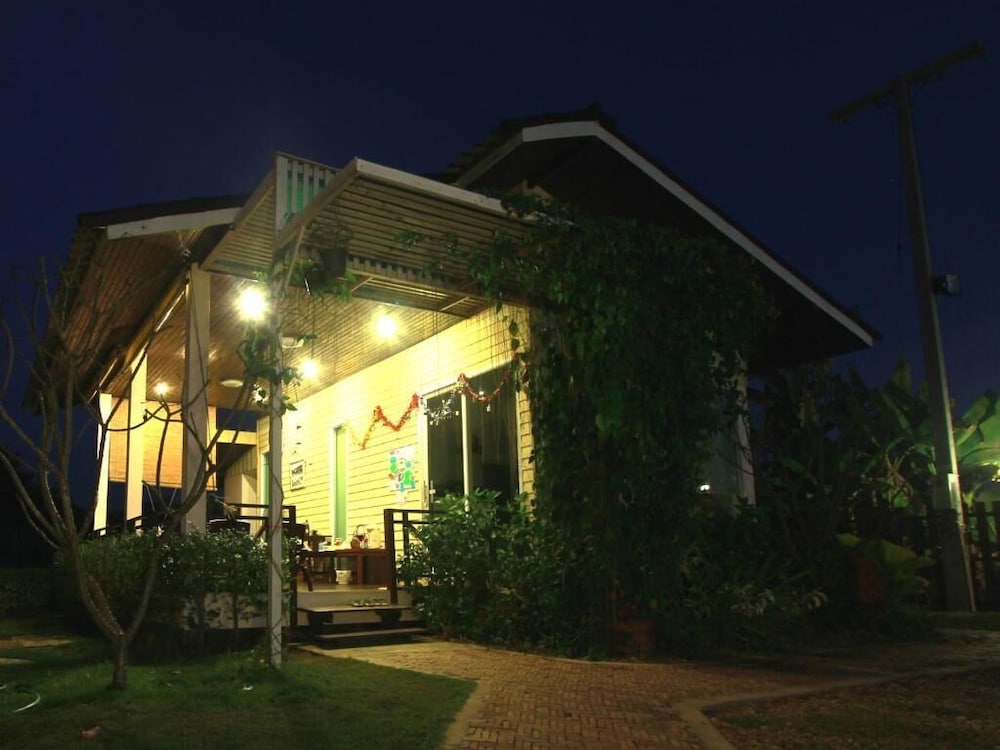 Baan Rim Klong Resort