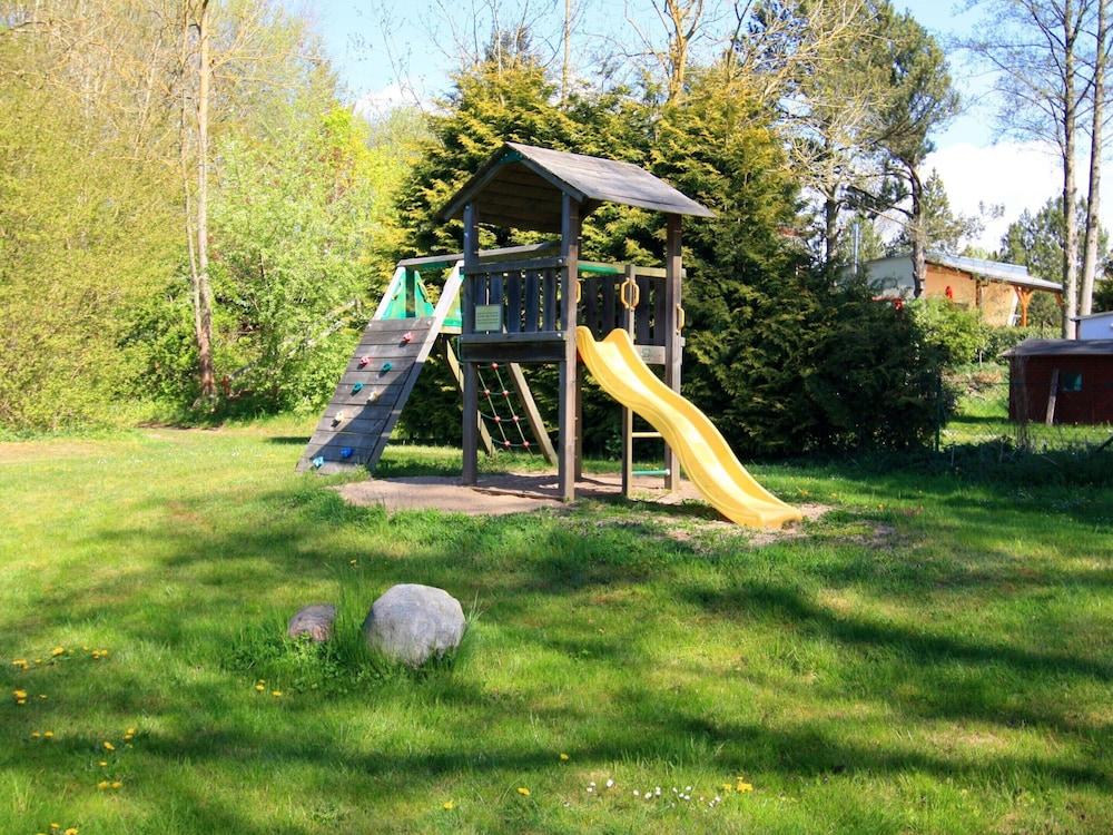 Bungalow am See mit Ruderboot in Klein Labenz