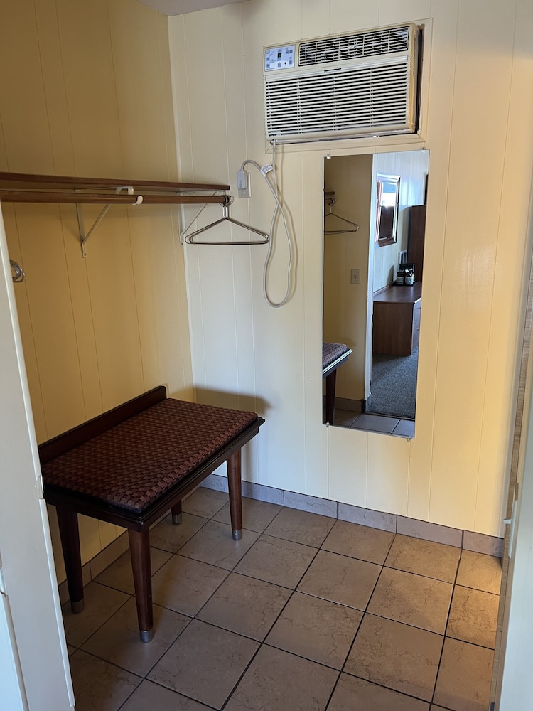All Star Inn & Suites